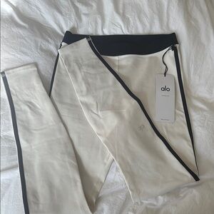 NWT ALO Yoga AIRBRUSH Stream line Cream and Black Leggings